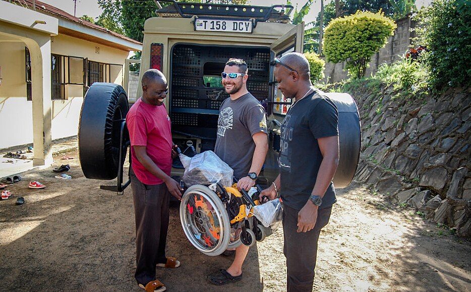 Zakladatel nadačního fondu Tembo Matěj Břeský přivezl do Tanzánie už invalidní...