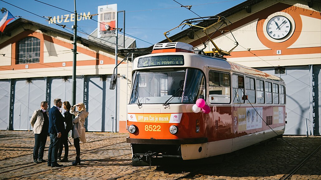 Ke Sv�tovému dni mozkové mrtvice vyjela do ulic Prahy speciální tramvaj spolu s...