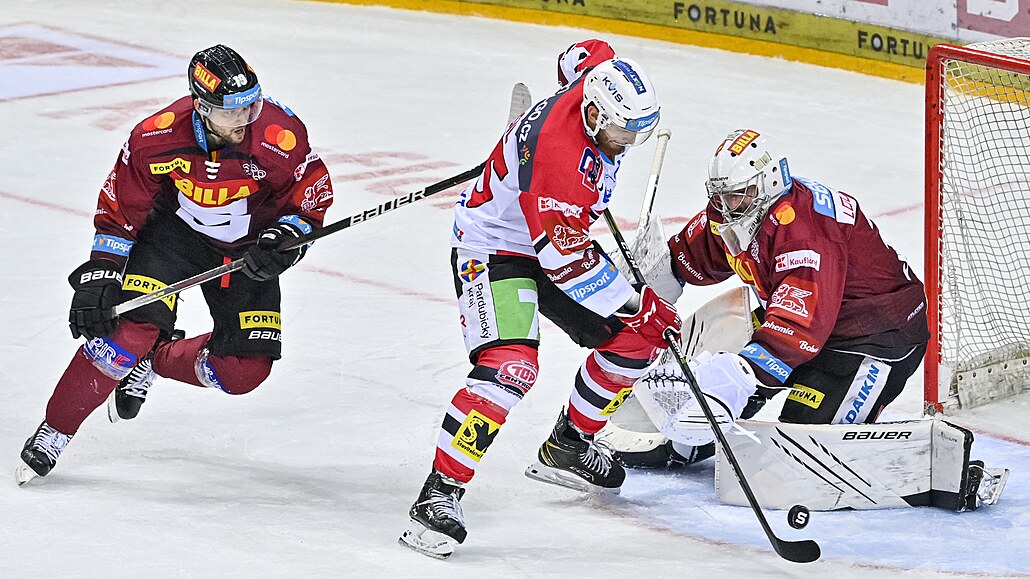 Pardubice vyzrály na Spartu po nájezdech, Třinec vyhrál nad Vítkovicemi
