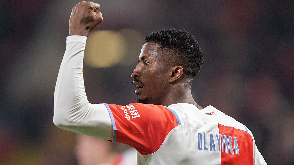 Slávistický fotbalista Peter Olayinka se raduje z gólu v duelu s Olomoucí.