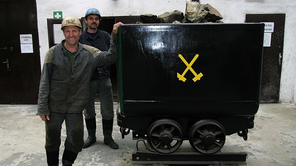 Poslední zlatá ruda vyjela ze štol Zlatých Hor na povrch v roce 1993 (na snímku právě poslední vytěžený vozík). Nyní stát chystá průzkum tamních ložisek.