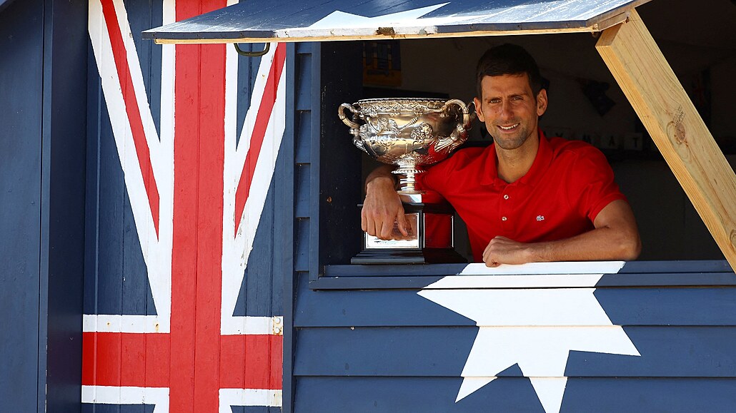 Novak Djokovi na plái Brighton Beach jako ampion Australian Open.