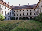 Zchátralý zámek v Postoloprtech na Lounsku