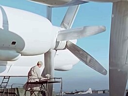 Bombardér Tu-95V, který byl pouit jako nosi pro test Car bomby, dostal bílou...