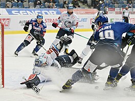 Hokejov� extraliga, 19. kolo, Kladno - Liberec. Jakub Hajn� (vpravo) se sna��...