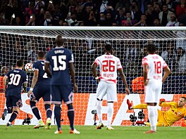 Pařížský Lionel Messi proměňuje v utkání Ligy mistrů proti Lipsku svou penaltu...