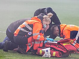 Zdravotnci zasahuj po rvace mezi fanouky fotbalovch klub Spartak Trnava a...