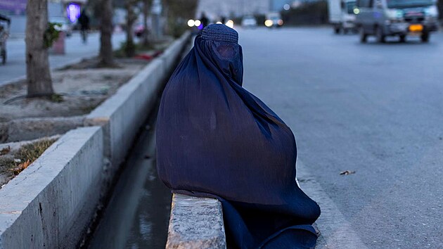Afghánka v burce na kábulské ulici (21. října 2021)