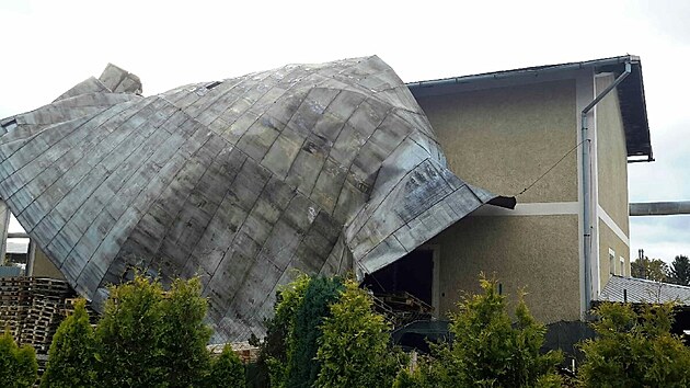 V Sokolově vítr uvolnil část plechové střechy na mateřské škole. (21. října 2021)