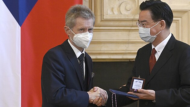 Předseda Senátu Miloš Vystrčil (vlevo) se v Praze setkal s tchajwanským ministrem zahraničí Josephem Wuem. (27. října 2021)
