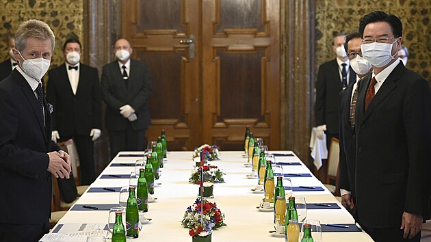 Pedseda Sentu Milo Vystril (vlevo) se v Praze setkal s tchajwanskm ministrem zahrani Josephem Wuem. (27. jna 2021)