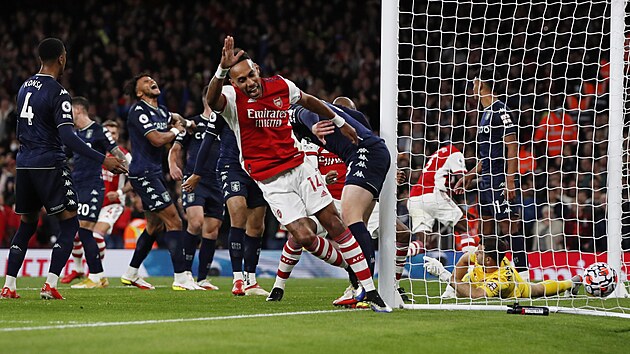 Pierre-Emerick Aubameyang z Arsenalu oslavuje gl v utkn proti Aston Ville.
