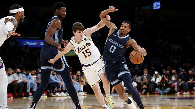 De'Anthony Melton (0) z Memphisu a Austin Reaves (15) z Lakers v souboji, kter pipomn tanec.