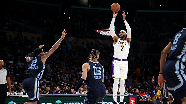 Carmelo Anthony z Lakers zakonuje na ko Memphisu.