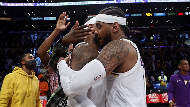 Carmelo Anthony (vpravo) a LeBron James oslavuj vhru Lakers.