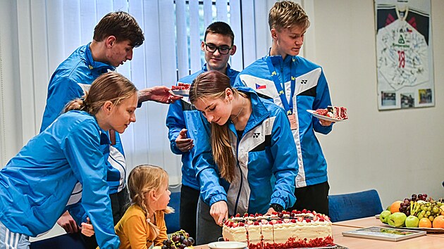 lenov badmintonov reprezentace do 17 let. Jejich bronz je historickm spchem, jde o vbec prvn medaili z evropskho ampiontu. V Brn si za to pochutnali na obm dortu.