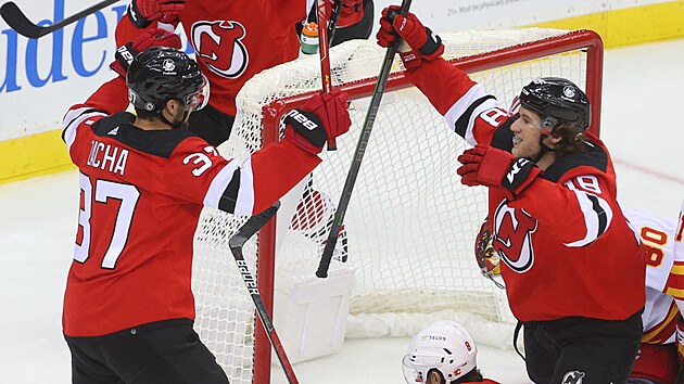 Pavel Zacha a Dawson Mercer z New Jersey oslavuj� g�l.