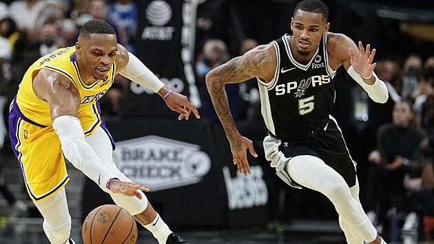 Russell Westbrook (vlevo) z Los Angeles Lakers a Dejounte Murray ze San Antonia.