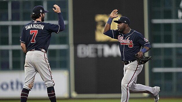 Baseballist Atlanty vyhrli prvn zpas Svtov srie. Raduj se Guillermo Heredia a Dansby Swanson.