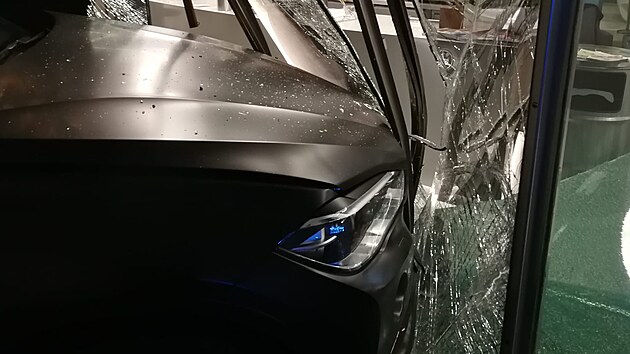 Auto prorazilo výlohu Tančícího domu v Praze. (26. října 2021)