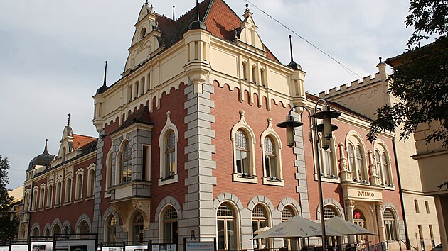 Podle n�vrh� Georga Bergera vznikla �ada v�znamn�ch m�stsk�ch budov. Osobnosti tohoto tv�rce se v�nuje nov� kniha histori�ky Kristiny Lipensk�. Divadlo v �umperku.