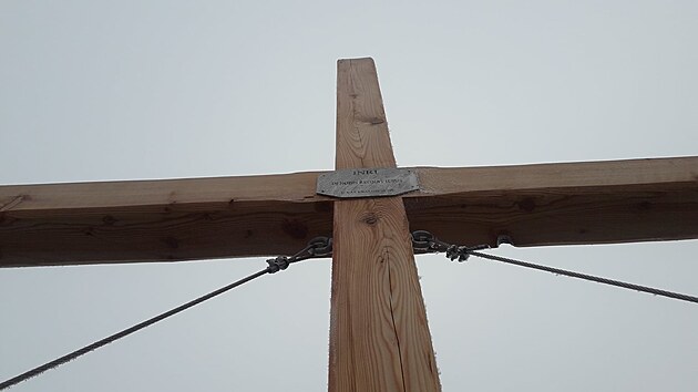 Kříž na vrcholu Vozka v Jeseníkách je uchycený na čtyřech chemických kotvách a ty se musely do skály navrtat.