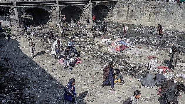 Tálibánci při razii proti drogově závislým žijícím pod jedním z mostů v afghánském Kábulu (16. října 2021)