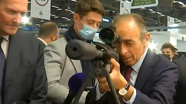 Francouzský komentátor Éric Zemmour na veletrhu namířil nenabitou pušku na novináře. (20. října 2021)