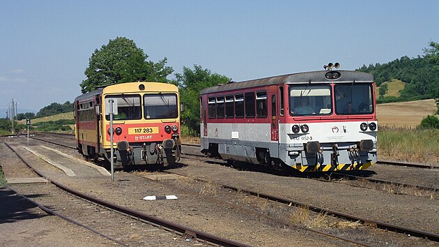 Motorový vůz Bzmot (přeznačený na řadu 117) maďarských železnic a motorový vůz řady 812 slovenských železnic