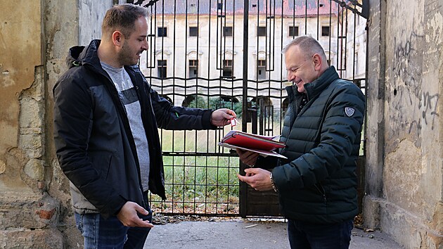 Zástupce původního majitele Daniel Juráň (vlevo) předává klíče od zámku starostovi Postoloprt Zdeňku Pištorovi.