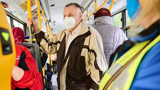 Pracovnci Dopravn spolenosti Zln-Otrokovice kontrolovali dodrovn noen respirtor ve vozech hromadn dopravy.