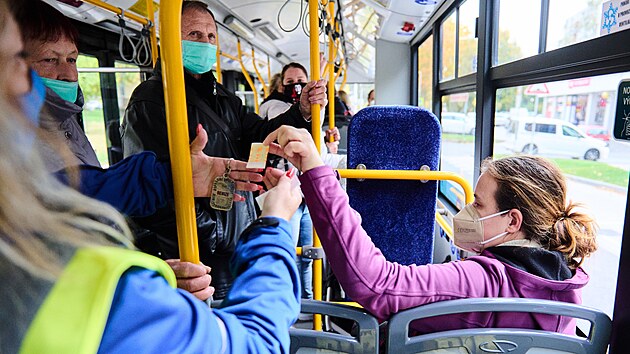 Pracovnci Dopravn spolenosti Zln-Otrokovice kontrolovali dodrovn noen respirtor ve vozech hromadn dopravy.