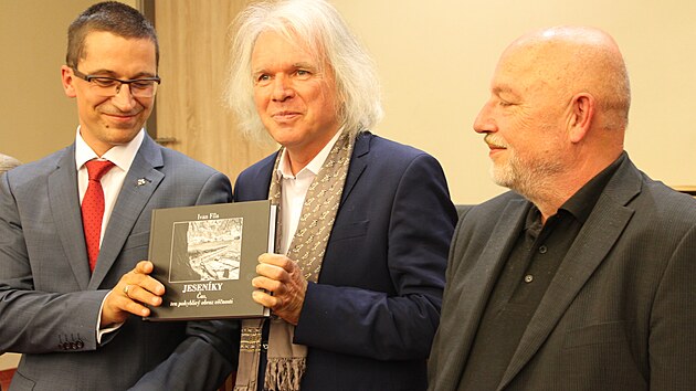 Ivan Fla (uprosted) s kmotrem jeho nov knihy o Jesenkch s kmotrem knihy politologem Stanislavem Balkem a vydavatelem Pavlem evkem.