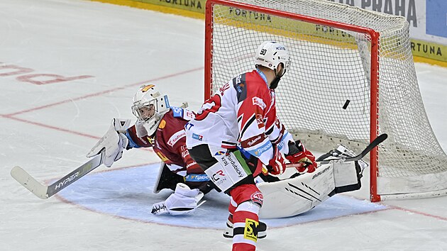 Utkn 18. kola hokejov extraligy: HC Sparta Praha - HC Dynamo Pardubice. Robert Kousal z Pardubic pekonv v njezdech branke Sparty Jakuba Neuila.