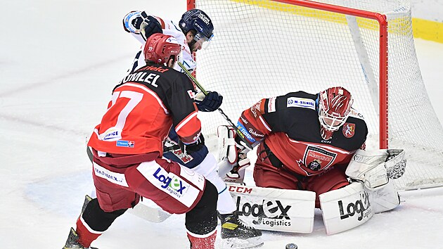 Utkn 16. kola hokejov extraligy: Mountfield Hradec Krlov - Bl Tygi Liberec. Ped finskm brankem Hradce, Henrim Kivahem, je runo.