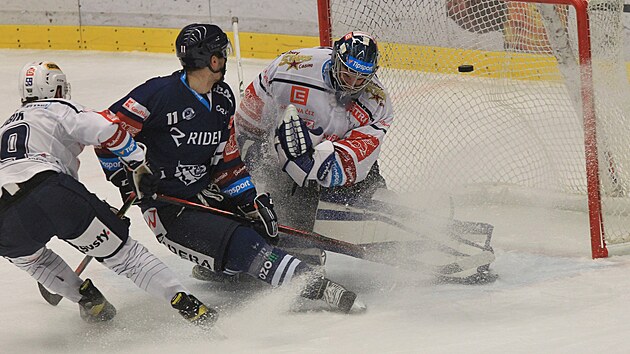 Hokejov extraliga, 16. kolo: Vtkovice - Kladno. Marek Kalus (11) dv druh gl Vtkovic. Domc vedou 2:0.