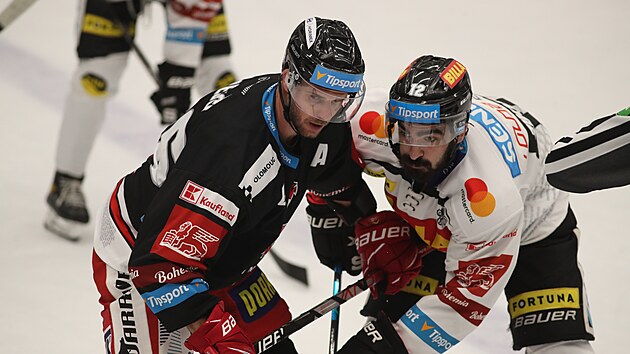 Utkn 17. kola hokejov extraligy: HC Olomouc - HC Sparta Praha. Zleva David Krej z Olomouce a Ladislav Zikmund ze Sparty