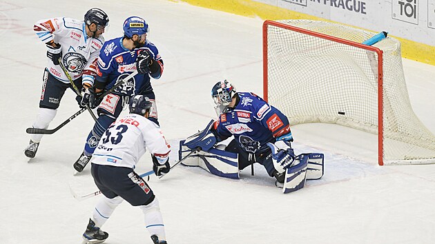 Hokejov extraliga, 19. kolo, Kladno - Liberec. Jaroslav Vlach s slem 53 pekonv Landona Bowa.