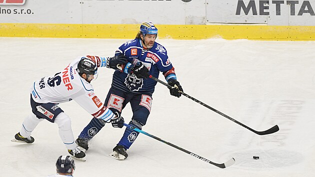 Hokejov extraliga, 19. kolo, Kladno - Liberec. Vlevo Luk Derner, vpravo Jaromr Jgr