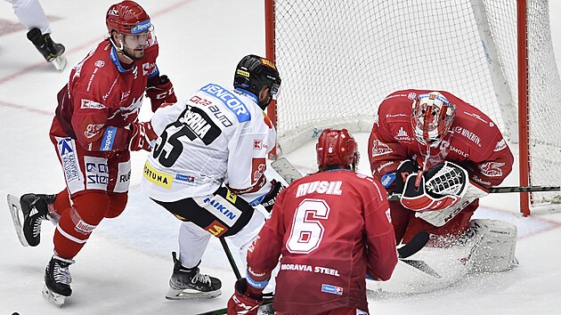 Utkn 19. kola hokejov extraligy: HC Oceli Tinec - HC Sparta Praha. Zleva Tom Kundrtek z Tince, Tom merha ze Sparty, David Musil z Tince a brank Marek Mazanec z Tince.