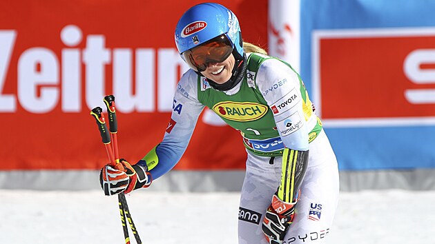 Amerianka Mikaela Shiffrinov se raduje z vtzstv v obm slalomu v Sldenu.