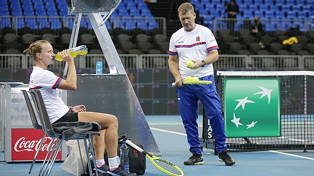 Barbora Krejkov si s trenrem Aleem Kartusem poprv vyzkouela kurt v O2...