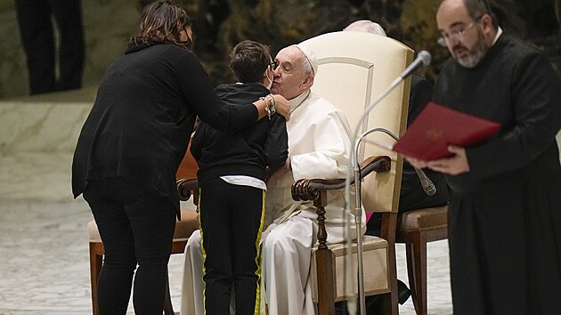 Kuriózní událost provázela středeční audienci papeže Františka ve Vatikánu. Veškerou pozornost na sebe upoutal chlapec, jenž v jejím průběhu přišel přímo za Svatým otcem.(20. října 2021)