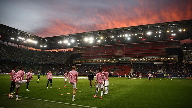 Rozcvika fotbalist Salcburku ped zpasem Ligy mistr proti Wolfsburgu.