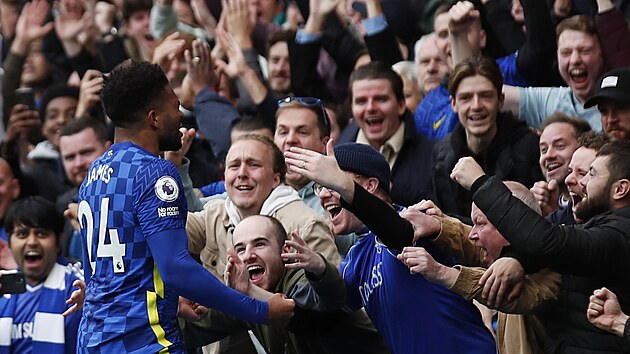 Reece James slaví svou branku s fanoušky Chelsea.