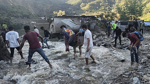 Záplavy a sesuvy půdy způsobené přívalovými dešti si v Nepálu od pondělí vyžádaly nejméně desítky životů. (22. října 2021)