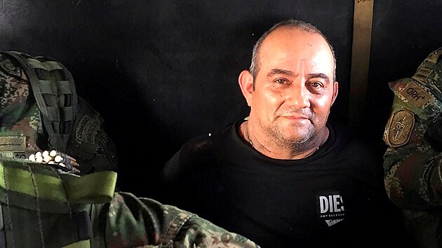 Dairo Antonio Usuga David alias Otoniel na letišti v Bogotě poté, co ho tam eskortoval policejní vrtulník. (23. října 2021) 