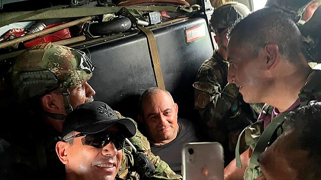 Kolumbijské ozbrojené síly eskortují narkobarona Otoniela helikoptérou poté, co ho zadrželi v kolumbijském Turbu. (23. října 2021)