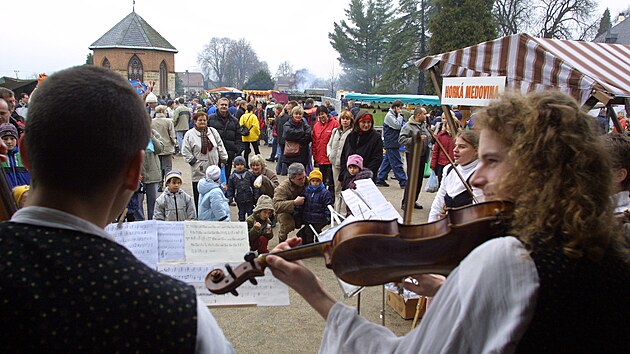 Sychrov'daki pazarlara binlerce insan geliyor.