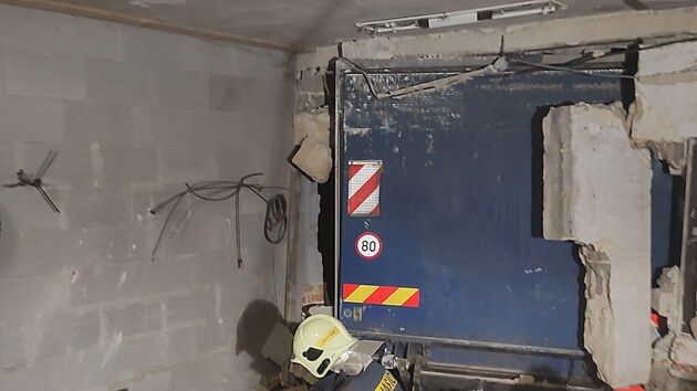 Statik rozhodl o ustavení pažení k zabránění pádu stropu, který by mohl nastat při vytahování kamionu.